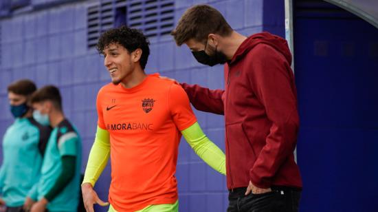 Kike Saverio y Gerard Piqué dialogan al borde del banco de suplentes, este miércoles 3 de febrero de 2021 primero al partido Espanyol B vs. Andorra.