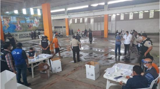 Desde las 07:00 del 4 de febrero de 2021, los presos sin sentencia ejecutoriada votaron en las cárceles de Guayaquil. 