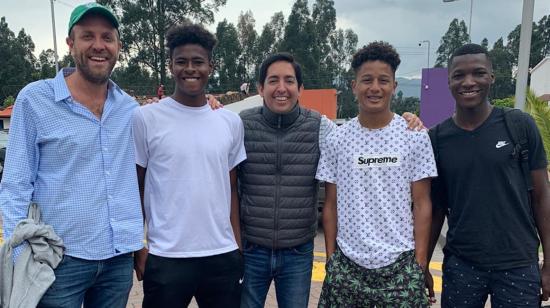 Peter Graetzer y Juan Pablo Ribadeneira, intermediarios de la agencia Kancha, junto a sus representados de Independiente del Valle, en 2019.