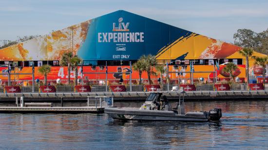 Un barco de la aplicación de la ley estatal de pesca y vida silvestre de Florida es visto patrullando en el río Hillsborough junto al complejo Super Bowl Experience, antes del Super Bowl LV de la NFL en Tampa, Florida, Estados Unidos, 04 de febrero de 2021.