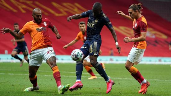 El ecuatoriano Enner Valencia disputa el balón con dos jugadores del Galatasaray, el 27 de septiembre de 2020.