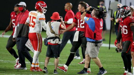 El mariscal de campo de los Kansas City Chiefs, Patrick Mahomes (15), izquierda, y el mariscal de campo de los Tampa Bay Buccaneers, Tom Brady (12), se enfrentan en el medio del campo al final del juego el domingo 29 de noviembre de 2020 en el Estadio Raymond James en Tampa, Florida.