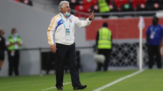 El DT de Tigres UANL, Ricardo Ferretti, mientras dirige el partido frente al  Ulsan Hyundai, en el Mundial de Clubes.