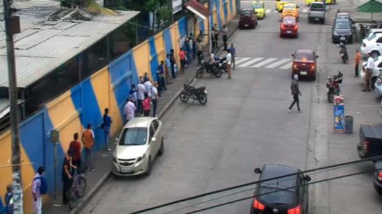 Personas hacen fila en un recinto electoral de la provincia de Los Ríos, el 7 de febrero de 2021.