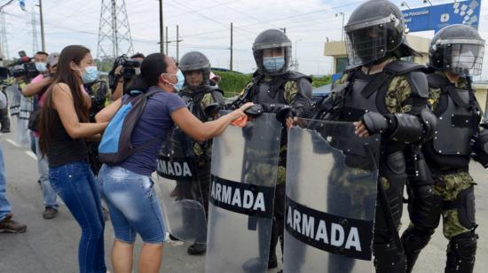 Personas en el exterior del colegio 24 de Mayo, en el norte de Guayaquil, el 7 de febrero de 2021. 