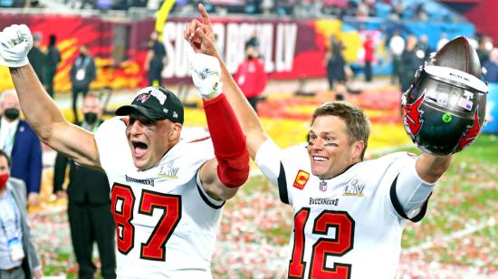 El mariscal de campo de los Tampa Bay Buccaneers Tom Brady y el ala cerrada Rob Gronkowski celebran después de vencer a los Kansas City Chiefs en el Super Bowl LV, este domingo 7 de febrero de 2021.