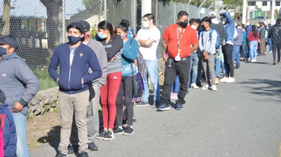 Personas hacen fila  el recinto electoral Fausto Molina, de la ciudad de Cuenca, el 7 de febrero de 2021.