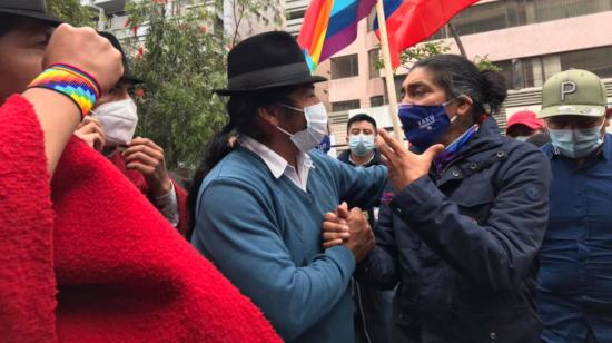 El candidato de Pachakutik, Yaku Pérez, en las afueras del Centro de Mando del CNE. Quito, 8 de febrero de 2021.