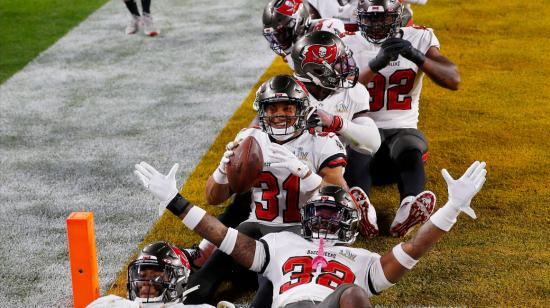 Los jugadores del Tampa Bay Buccaneers celebran el triunfo ante los Kansas City Chiefs en el Super Bowl disputado en el estadio Raymond James, el 7 de febrero de 2021.