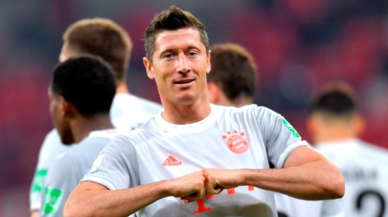 El delantero del Bayern, Robert Lewandowski, celebra su segundo gol ante el Al Ahly en la semifinal del Mundial de Clubes, este lunes 8 de febrero de 2021.