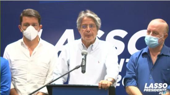 El candidato presidencial Guillermo Lasso durante una rueda de prensa en Guayaquil, la tarde del 8 de febrero de 2021.