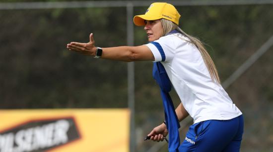 La seleccionadora femenina de Ecuador, la brasileña Emily Lima, dirige un entrenamiento en la Casa de la Selección, en Quito.