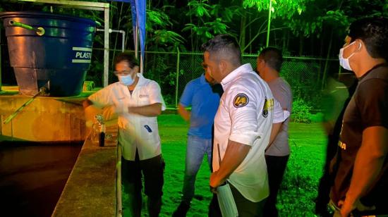 El alcalde de Santa Rosa. Larry Vite, inspeccionó una plata de captación para analizar el agua, la madrugada del 11 de febrero de 2021.