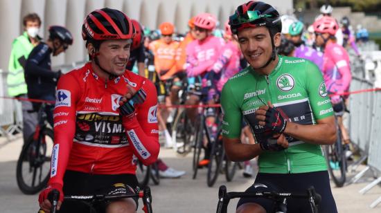 Primoz Roglic y Richard Carapaz conversan antes del inicio de la última etapa de la Vuelta a España, el domingo 8 de noviembre de 2020.