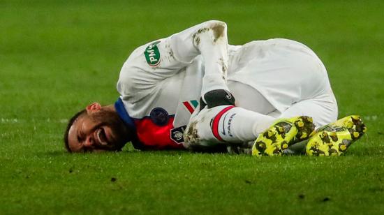 Neymar del Paris Saint Germain  lesionado en el campo durante el partido de la Copa de Francia entre SM Caen y PSG, en Caen.