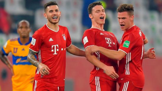 Benjamin Pavard celebra con su compañero Joshua Kimmich después de marcar el 1-0 frente a Tigres, en la final del Mundial de Clubes.