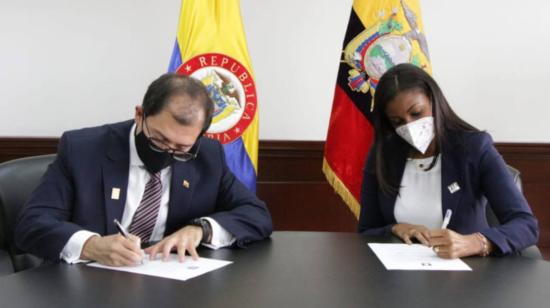 Los fiscales generales de Colombia, Francisco Barbosa Delgado, y de Ecuador, Diana Salazar Méndez, se reunieron el 12 de febrero de 2021.