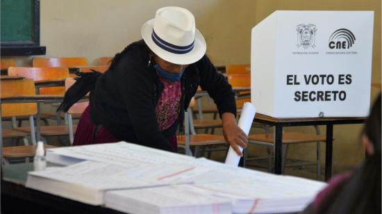 Votación en el recinto electoral Fausto Molina de la parroquia Tarqui, Cuenca, el  7 de febrero de 2021.