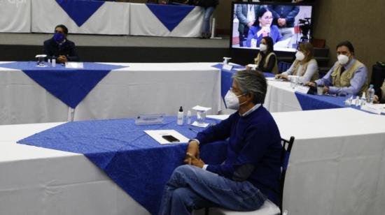 Los candidatos Yaku Pérez y Guillermo Lasso durante su reunión en el Consejo Nacional Electoral (CNE), el 12 de febrero de 2021.