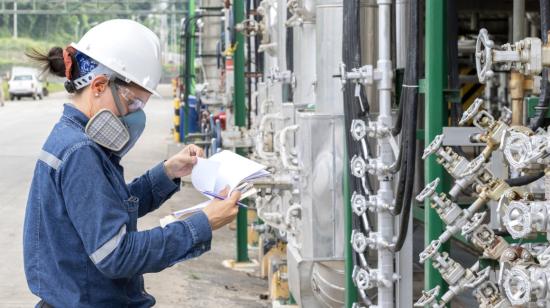 Trabajadora de Petroecuador durante sus actividades diarias en la Refinería de Esmeraldas, el 21 de enero de 2021.