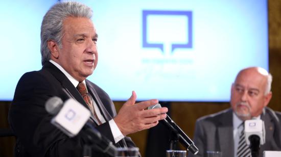 El presidente Lenín Moreno junto con el ministro de Economía, Mauricio Pozo, durante un encuentro con la prensa, el 2 de febrero de 2021.