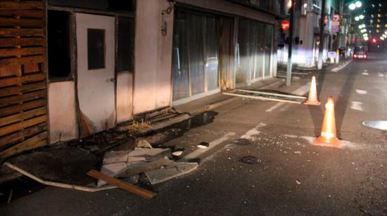 Un muro cayó después de que un fuerte terremoto azotara el noreste de Japón, en la ciudad de Fukushima, el 13 de febrero de 2021. 