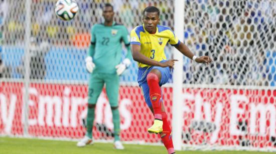 Frickson Erazo rechaza una pelota en un partido con Ecuador, en el Mundial de Brasil 2014.