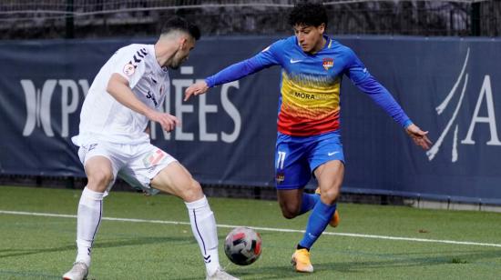 Kike Saverio (d), maneja el balón en el partido con el Andorra, por la segunda división de España, el sábado 13 de febrero.