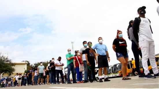 Fila de votantes en un recinto al sur de Guayaquil, el 7 de febrero de 2021.