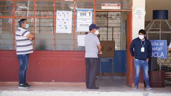 Ciudadanos esperan en para votar en un recinto en Zámbiza, en las afueras de Quito, durante las elecciones del 7 de febrero de 2021.