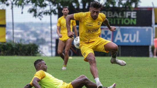 Sergio López y Pedro Velasco disputan un balón en el entrenamiento de Barcelona, este lunes 15 de febrero de 2021.