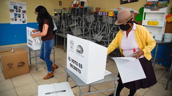 Una ciudadana vota en la primera vuelta electoral, este 7 de febrero de 2021, en Zámbiza, en las afueras de Quito.