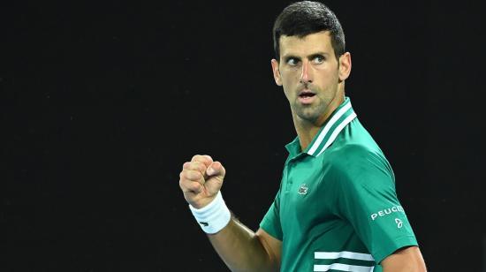 Novak Djokovic festeja su triunfo sobre Alexander Zverev en el Abierto de Australia, el 16 de febrero de 2021.