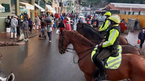 La Policía realizó controles de aglomeraciones en Quito, este 15 de febrero de 2021.