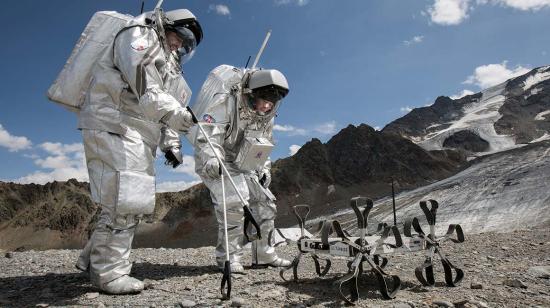 Los astronautas Inigo Munoz y Carmen Kohler prueban el rever Puli en el glaciar Kaunertaler, en Austria, en agosto de 2015.