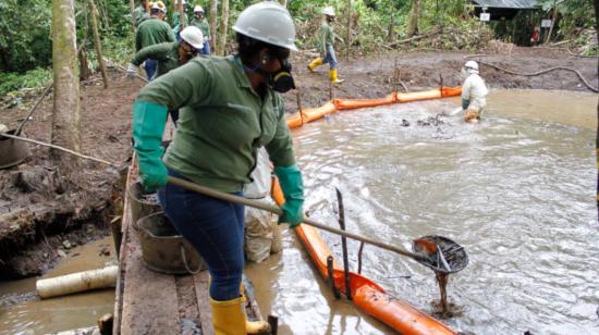 Personal de Petroecuador realiza la limpieza petrolera en Charapa, en Sucumbíos, en junio de 2019.