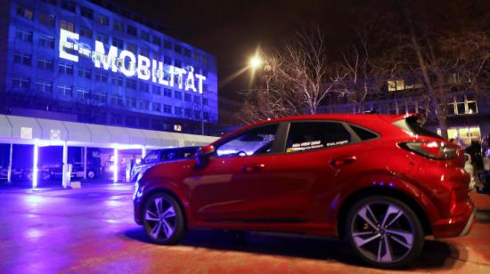 Un auto Ford estacionado en los exteriores de las oficinas de Ford Motor Company en Colonia, Alemania, el 17 de febrero de 2021.
