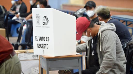 Un ciudadano vota en un recinto en Cuenca, en la primera vuelta electoral, el 7 de febrero de 2021.