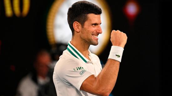 Novak Djokovic celebra con el puño cerrado la victoria en semifinales ante Aslan Karatsev, el jueves 18 de febrero de 2021.