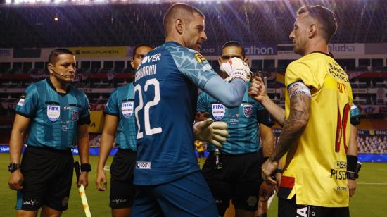 Adrián Gabbarini y Damián Díaz saludan al inicio del partido entre Liga y Barcelona, por la final de la LigaPro 2020, el martes 29 de diciembre. 