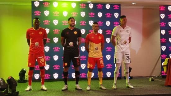 Los futbolistas de Aucas lucen las nuevas camisetas del equipo para la temporada, el jueves 18 de febrero de 2021.