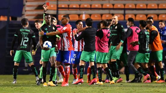 El ecuatoriano Félix Torres de Santos Laguna recibe tarjeta roja durante el partido ante Atlético San Luis, el 18 de Febrero de 2021.