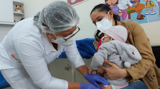 Una niña recibe la vacuna pentavalente, el 19 de febrero de 2021.