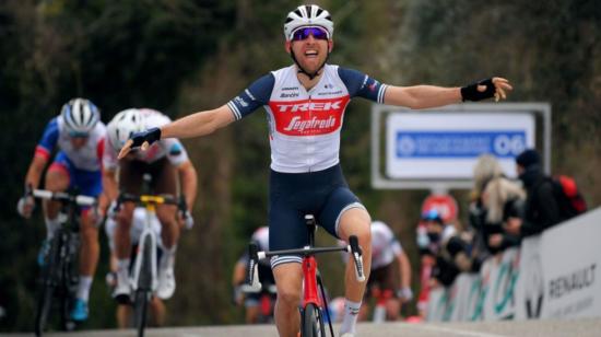 Bauke Mollema cruzando la línea de meta en primer lugar, en la Etapa 1 del Tour de los Alpes Marítimos, este viernes 19 de febrero de 2021.