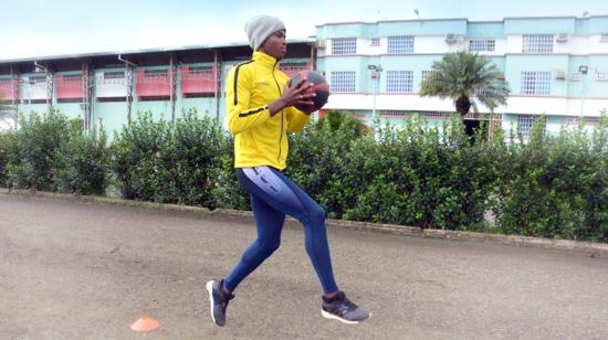 El atleta ecuatoriano, Kevin Canchingre, durante uno de sus entrenamientos de salto triple.