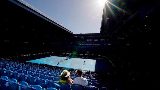 Dos espectadores, en la pista Rod laver Arena de el Abierto de Australia el viernes 12 de febrero en Melbourne, Australia.