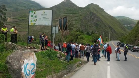 Fotografía cedida por Ecuarunari que muestra la marcha indígena que se dirige a Quito, el 19 de febrero de 2021.