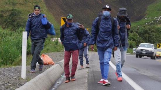 Un grupo de migrantes venezolanos mientras camina por una carretera, en Tulcán, el 26 de enero de 2021. 
