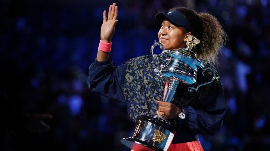 La tenista japonesa, Naomi Osaka, con el título del Abierto de Australia, este sábado 20 de febrero de 2021.