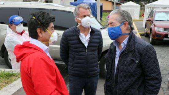 Jorge Yunda y Juan Carlos Zevallos recorren el Centro de Salud de Guamaní, en el sur de Quito, el 13 de mayo de 2020.